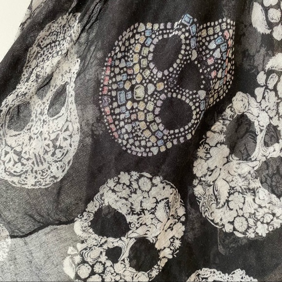 Women’s black and white crystal and floral skull scarf. - Picture 4 of 7
